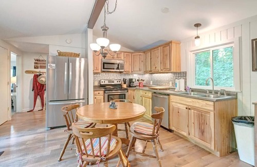 Mill Ridge House | Bear Haven- Mountain House, Affordable, Pet Friendly, Seasonal Pool, Tennis and Basketball Courts.