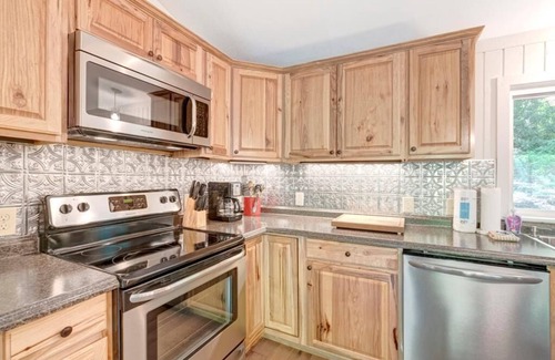 Mill Ridge House | Bear Haven- Mountain House, Affordable, Pet Friendly, Seasonal Pool, Tennis and Basketball Courts.