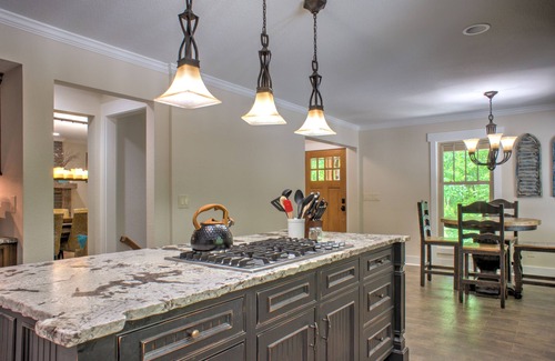 Hendersonville House | Bear Hug Retreat | Hot Tub, Fire Pit & Guesthouse + Biltmore Pass🔥