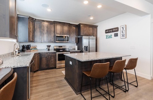 Sweetwater House | Bear Lake Escape~ 5 min from Lake, Pickleville, & Ideal Beach. Escape w/us!