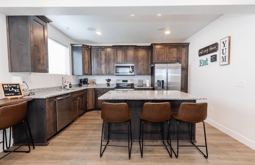 Sweetwater House | Bear Lake Escape~ 5 min from Lake, Pickleville, & Ideal Beach. Escape w/us!