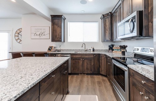 Sweetwater House | Bear Lake Escape~ 5 min from Lake, Pickleville, & Ideal Beach. Escape w/us!
