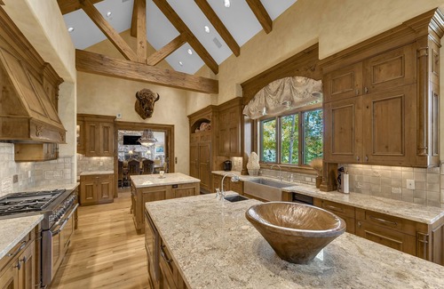 Avon House | Bear Lodge by Vail Butler - Ski In/Ski Out, Hot Tub, Movie Theater