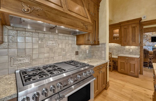 Avon House | Bear Lodge by Vail Butler - Ski In/Ski Out, Hot Tub, Movie Theater