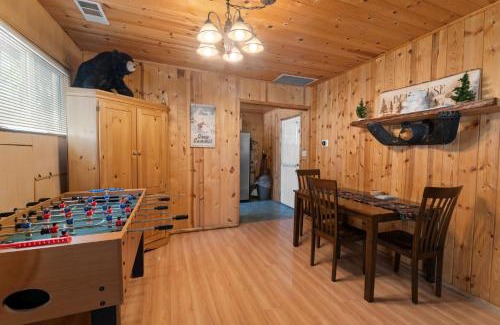 Big Bear Lake House | Bear Pause -Walk to lake and Alpine Slides! Beautiful knotty pine interior!