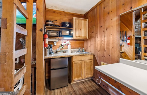 Sautee Nacoochee Cottage | Bear Paw Cottage #3 King; Peaceful: Cozy: Pet friendly; 2Adults/2Children