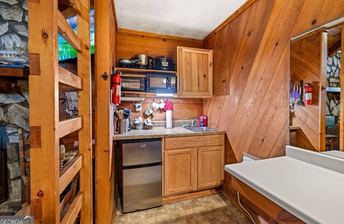 Sautee Nacoochee Cottage | Bear Paw Cottage #6 King ; Close to Helen ;Pet Friendly;2 Adults/2 Children Max