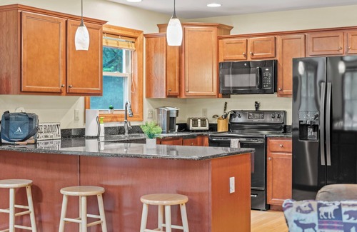 Lake Harmony Estates House | Bear Paw Lodge by AvantStay | Hot Tub, Deck, & Fire Pit