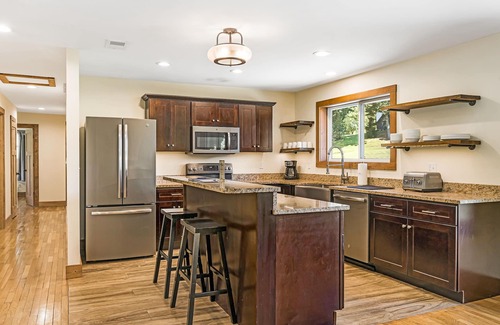 Burnsville House | Bear's Den | 2 Homes, Hot Tub & Views⛰️ + Biltmore Pass