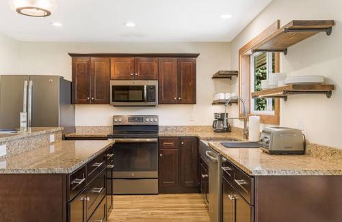 Burnsville House | Bear's Den | 2 Homes, Hot Tub & Views⛰️ + Biltmore Pass