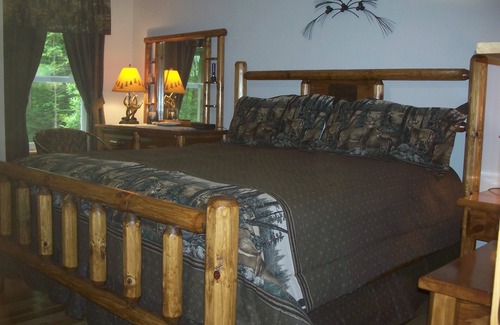 Huntingdon House | Bear's Den, near 7 points & minutes to all conveniences, hike down to the lake