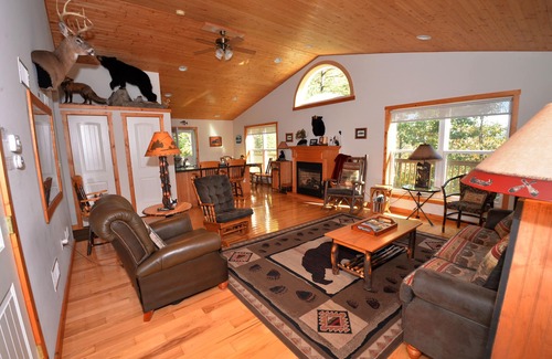 Huntingdon House | Bear's Den, near 7 points & minutes to all conveniences, hike down to the lake
