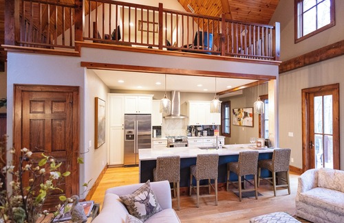 Sapphire House | BEAR'S DEN - Spacious mountain home on river game room & fire pit in Burlingame