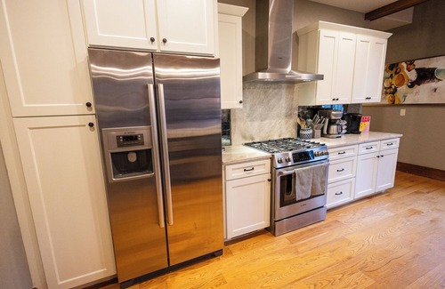 Sapphire House | BEAR'S DEN - Spacious mountain home on river game room & fire pit in Burlingame