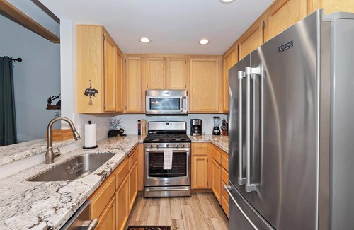 Big Bear Lake Condo | Bearfoot by the Bay By Destination Big Bear: Cozy Mountain 3 Bed Condo! Community Tennis Courts !HOT TUB & Seasonal Pool! Close to Big Bear Marina’s & Village!