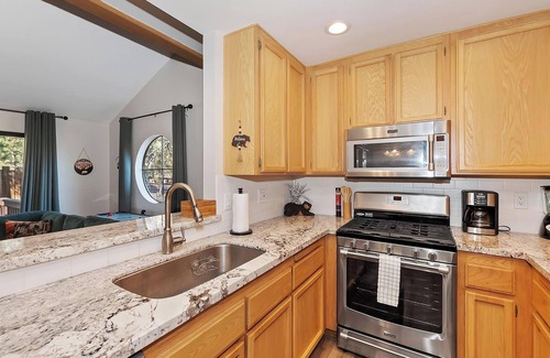 Big Bear Lake Condo | Bearfoot by the Bay By Destination Big Bear: Cozy Mountain 3 Bed Condo! Community Tennis Courts !HOT TUB & Seasonal Pool! Close to Big Bear Marina’s & Village!