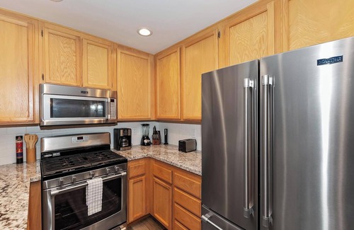 Big Bear Lake Condo | Bearfoot by the Bay By Destination Big Bear: Cozy Mountain 3 Bed Condo! Community Tennis Courts !HOT TUB & Seasonal Pool! Close to Big Bear Marina’s & Village!