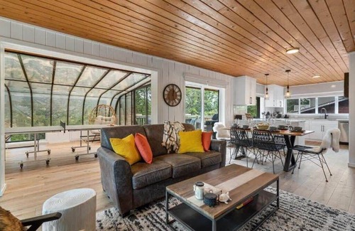 East Kootenay Cabin | Bearfoot Lodge | No Service Fees | Ping Pong