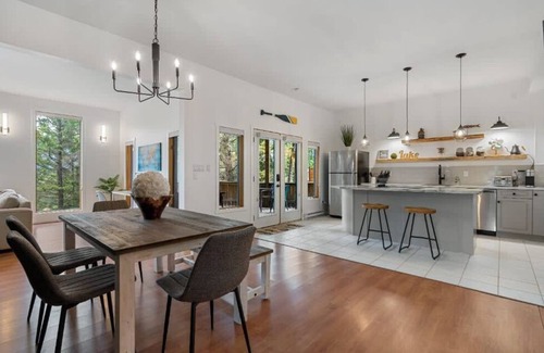 East Kootenay Cabin | Bearfoot Lodge | No Service Fees | Ping Pong