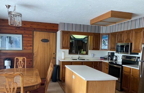 Courtenay Ski Chalet | BEARS DEN CHALET