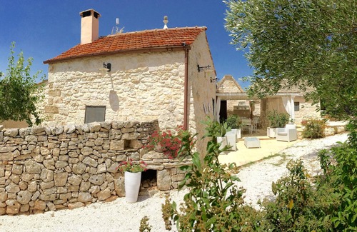 Alberobello Villa | Beatifull Trullo with private stone pool & jacuzzi,WI-FI free -