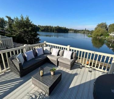 Tattershall House | Beaumont on fishing lake with Hot Tub