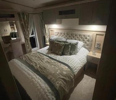 Tattershall House | Beaumont on fishing lake with Hot Tub