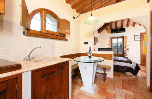 Serre di Rapolano Villa | Beautiful apartment in villa for 2 people with pool, A/C, WIFI, TV and parking