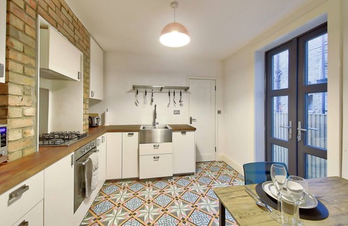 Syon House | Beautiful 1 bed ground floor garden flat, Brentford, LONDON