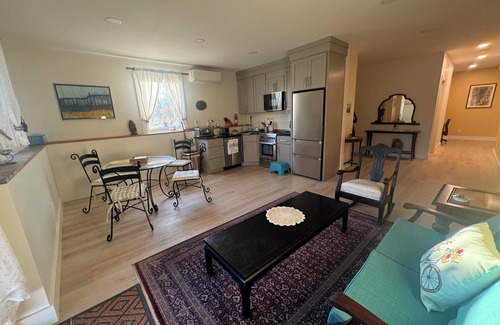 Marlboro House | Beautiful 1-bedroom apartment noverlooking a pond on a 10 acre farm.