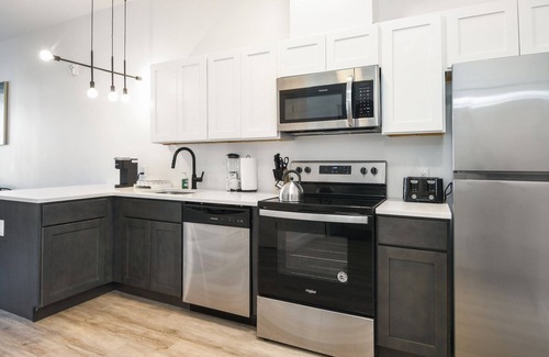Elizabeth Apartment | Beautiful 1BR Close to Airport 0935
