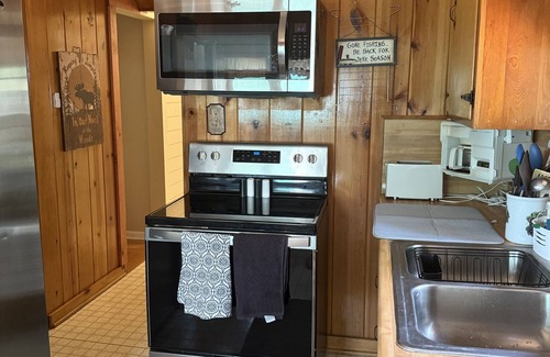 Eagle River House | Beautiful 2.5 Bedroom House on Cranberry Lake