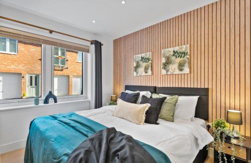 Warwick House | Beautiful 2 Bed Apartment in Warwick - Parking