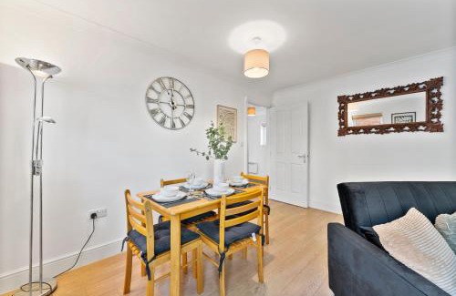 Warwick House | Beautiful 2 Bed Apartment in Warwick - Parking