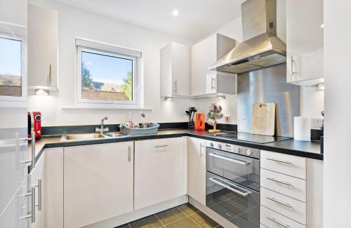 Warwick House | Beautiful 2 Bed Apartment in Warwick - Parking