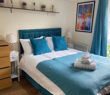 Island Gardens Apartment | Beautiful 2 bed waterfront apartment with parking perfect for Canary Wharf - 2 bed 2 bath apartment with High speed WIFI and Netflix and parking