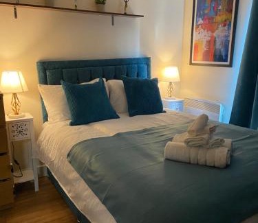 Island Gardens Apartment | Beautiful 2 bed waterfront apartment with parking perfect for Canary Wharf - 2 bed 2 bath apartment with High speed WIFI and Netflix and parking