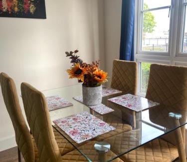 Island Gardens Apartment | Beautiful 2 bed waterfront apartment with parking perfect for Canary Wharf - 2 bed 2 bath apartment with High speed WIFI and Netflix and parking