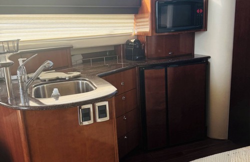 St. Pete Beach Boat Rental | Beautiful 2-bedroom boat 400 steps from St. Pete Beach - WiFi, AC 30min to TPA