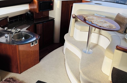 St. Pete Beach Boat Rental | Beautiful 2-bedroom boat 400 steps from St. Pete Beach - WiFi, AC 30min to TPA