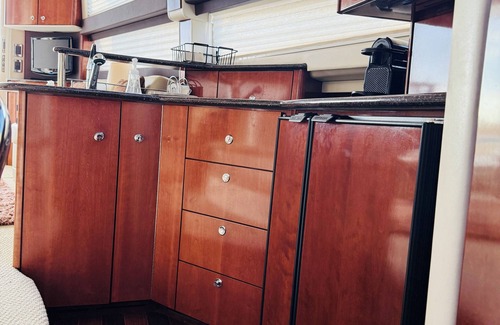 St. Pete Beach Boat Rental | Beautiful 2-bedroom boat 400 steps from St. Pete Beach - WiFi, AC 30min to TPA