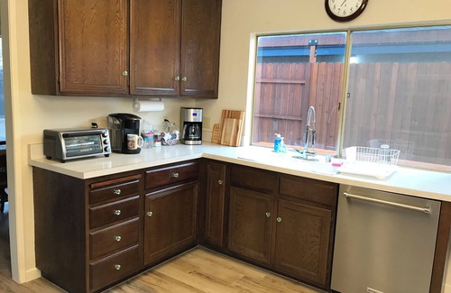 Santa Ana House | Beautiful 2-bedroom MTR house in south Santa Ana with WiFi, king bed and a crib