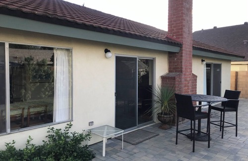 Santa Ana House | Beautiful 2-bedroom MTR house in south Santa Ana with WiFi, king bed and a crib
