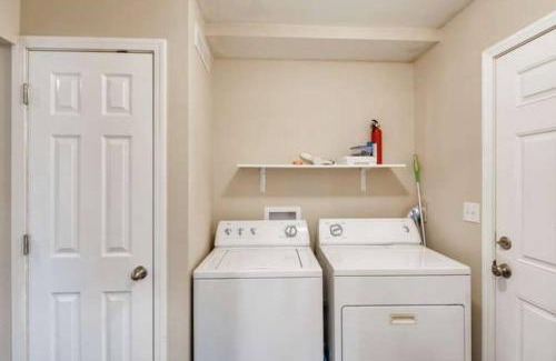 Beaverton House | Beautiful 2 Bedroom Unit w/FAST FREE WIFI