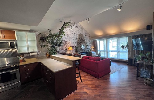 Grantville Apartment | Beautiful 2 Level Loft in Mission Valley, San Diego. 2 Bed 2 Bath, parking+pool!