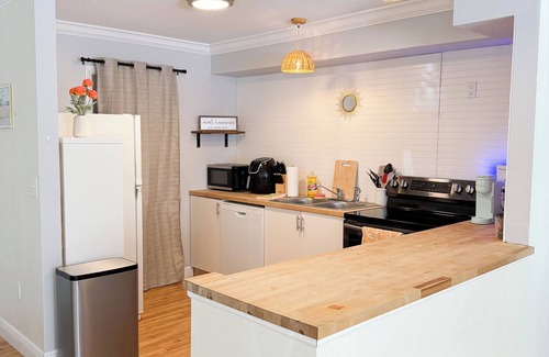 Juno Beach House | Beautiful 2 bedroom poolside beach house. Beaches and shopping mall 5 mins away.