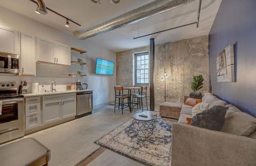 Westown Apartment | Beautiful 2BD near Historic Pabst Brewery - Fiserv