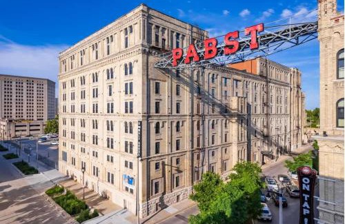 Westown Apartment | Beautiful 2BD near Historic Pabst Brewery - Fiserv