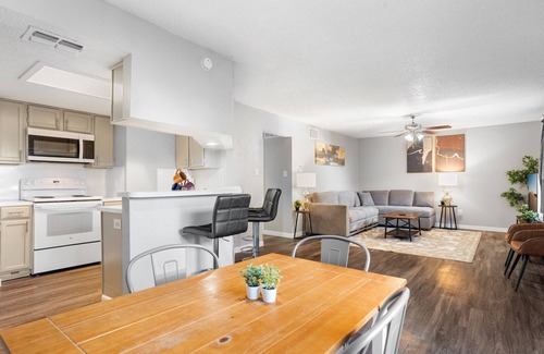 Cherrywood Apartment | Beautiful 2BR 5 Mins to UT 9736
