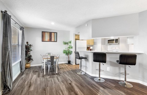 Cherrywood Apartment | Beautiful 2BR 5 Mins to UT 9736